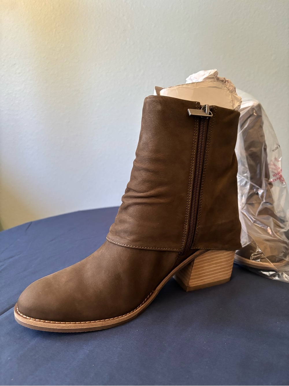 Earth Women's Brown Ankle Boots - Picture 2 of 6